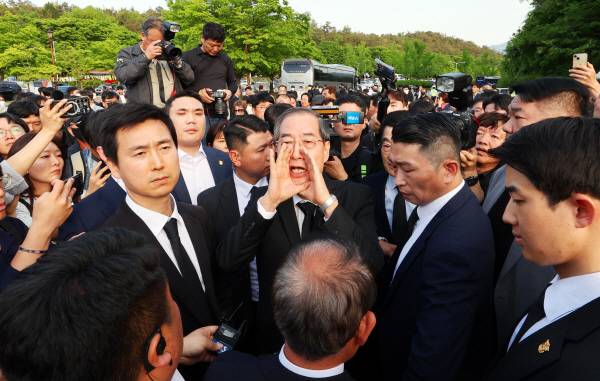 2일 오후 광주 북구 국립 5·18 민주묘지를 찾은 한덕수 전 총리가 광주비상행동 등 시민·사회단체 관계자들의 반발에 가로 막히자 “저도 호남 사람”이라며 참배를 호소하고 있다. 연합뉴스