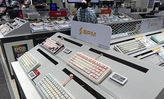 A woman browses mechanical keyboards at the mechanical keyboard shop Semokey in Yongsan, central Seoul, on April 21. [WOO JI-WON]