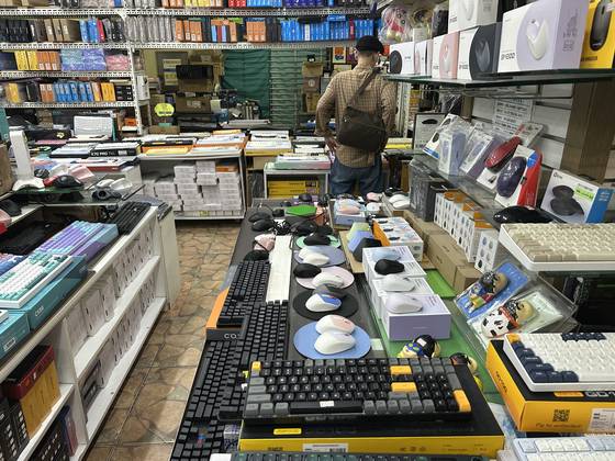 A customer browses mechanical keyboards displayed at a shop in Yongsan, central Seoul, on April 21. [WOO JI-WON]
