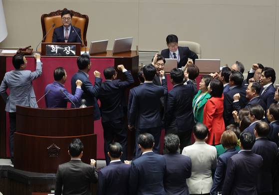 People Power Party lawmakers protest against National Assembly Speaker Woo Won-shik, who is proposing the impeachment of Minister of Economy and Finance Choi Sang-mok, at a plenary session held at the National Assembly in Yeouido, western Seoul, on May 1. [NEWS1]