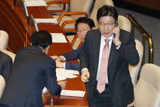 People Power Party floor leader Rep. Kweon Seong-dong speaks on his phone during a plenary session at the National Assembly in Yeouido, western Seoul, on May 1. [NEWS1]
