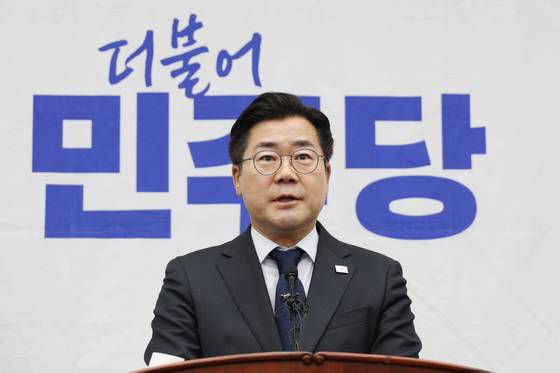 Democratic Party floor leader Park Chan-dae speaks during an emergency party caucus convened at the National Assembly in Yeouido, western Seoul on May 1. [NEWS1]