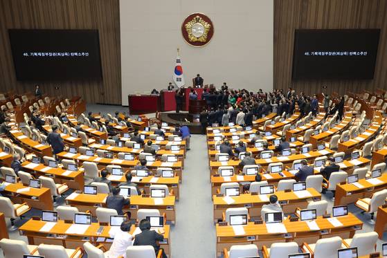 People Power Party lawmakers protest against National Assembly Speaker Woo Won-shik, who is proposing the impeachment of Minister of Economy and Finance Choi Sang-mok, at a plenary session held at the National Assembly in Yeouido, western Seoul on May 1. [NEWS1]