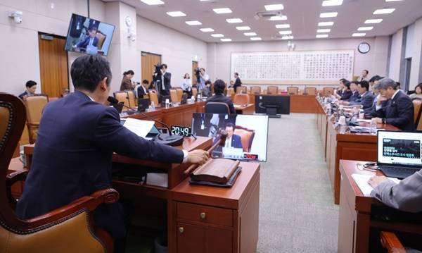 1일 국회에서 열린 법제사법위원회 전체회의에서 최상목 경제부총리 겸 기획재정부 장관 탄핵소추사건 조사결과보고서 채택의 건이 더불어민주당 주도로 통과되고 있다. 연합뉴스&nbsp;