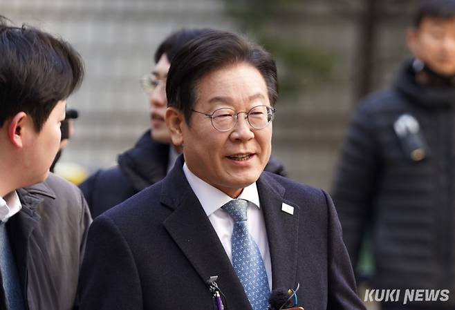 이재명 더불어민주당 대표가 2월26일 서울 서초구 서울고등법원에서 열린 공직선거법 위반 사건 2심 공판에 출석하고 있다. 유희태 기자