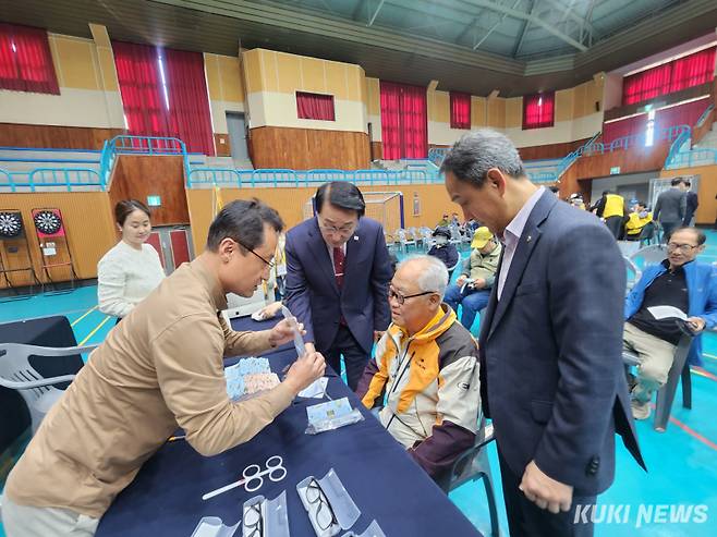 이용록 홍성군수(가운데)와 김종수 농협홍성군지부장(오른쪽)이 지난달 28일 광천농협 주관 농촌왕진버스 행사를 찾아 농업인을 응원하고 있다.