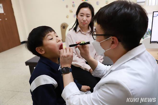 군인가족 박경화씨가 아들 이상윤군의 진료를 위해 승리의원 소아청소년과를 찾아 진료를 받고 있다.(육군 15사단 제공)