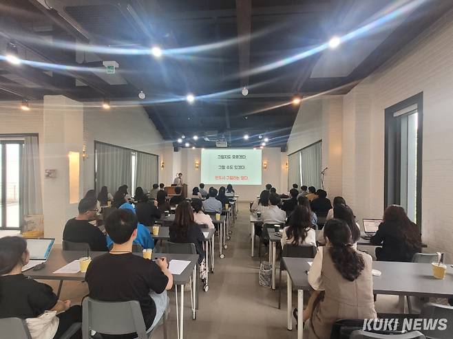 충남교육청은 2일 공주 늘봄정원 세미나실에서 초중등 교원 60명을 대상으로 ‘교실수업 혁신 사례 정보 공유 배움자리’를 운영했다.