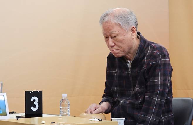 프로 통산 1800승을 달성한 서봉수 9단. 한국기원 제공