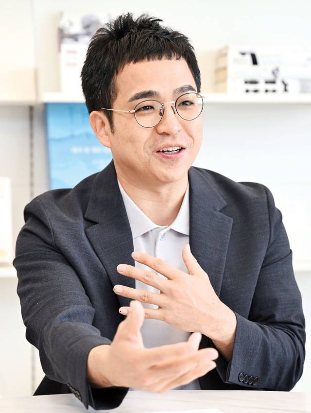 재테크와 시사 분야를 다루는 유튜브 채널 ‘김작가 TV’ 운영자 김도윤씨가 1일 서울 마포구에 있는 자택 겸 사무실에서 국민일보와 인터뷰를 하고 있다. 권현구 기자