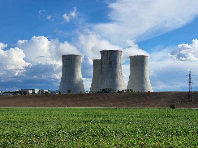 지난해 2월 체코 두코바니 원전의 모습. 높이 125m의 냉각탑에서 수증기가 뿜어져 나오고 있다. 국민일보DB