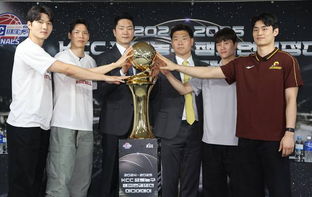서울 SK 나이츠와 창원 LG 세이커스 감독, 선수들이 1일 서울 강남구 KBL센터에서 열린 2024-2025 프로농구 챔피언결정전 미디어데이에서 우승컵에 손을 올리고 기념촬영을 하고 있다. 왼쪽부터 서울 SK 안영준, 김선형, 전희철 감독, 창원 LG 조상현 감독, 양준석, 유기상. 연합뉴스