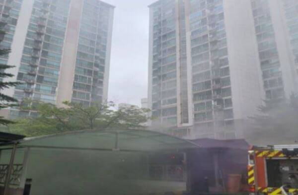 1일 오후 용인시 수지구의 한 아파트 단지 지하주차장에서 화재가 발생해 연기가 가득 찬 모습. 경기도소방재난본부 제공