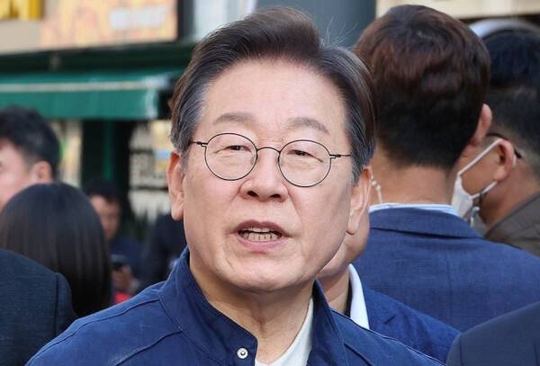 이재명 더불어민주당 대선 후보가 2일 강원도 인제군 원통전통시장에서 주민들을 만난 후 취재진의 질문에 답하고 있다. 연합뉴스