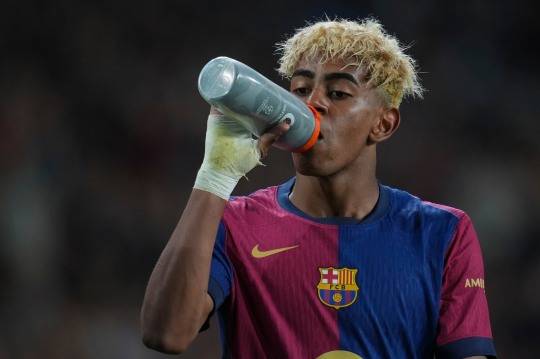 목 축이는 바르셀로나의 야말. 사진[AP=연합뉴스]