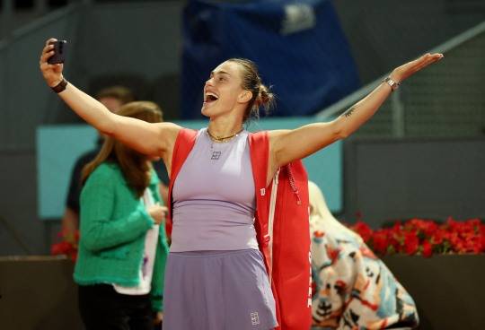 결승 진출 후 기뻐하는 사발렌카. 사진[로이터=연합뉴스]