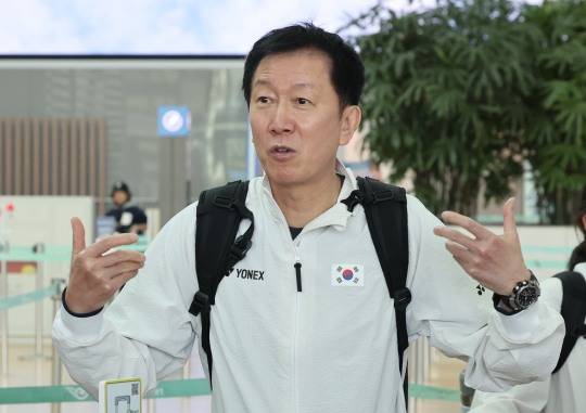 선수들과 대화하는 박주봉 감독. 사진[연합뉴스]