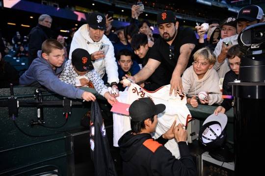 경기 시작 전 팬들에게 사인해주는 이정후. 사진[로이터=연합뉴스]