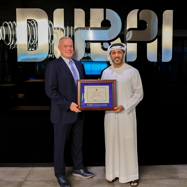 이쌈 카짐 두바이관광청 CEO(오른쪽)와 마이런 핀컴 국제 인증 및 평생 교육 표준 위원회 CEO / 사진=두바이관광청