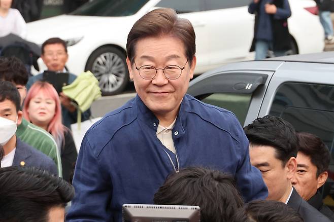 지난 1일 이재명 더불어민주당 대선 후보가 전국 각지에서 민심을 듣는 ‘골목골목 경청투어’을 시작하며 경기도 연천 전곡읍에서 시민들을 만나며 인사하고 있다. [사진 = 연합뉴스]