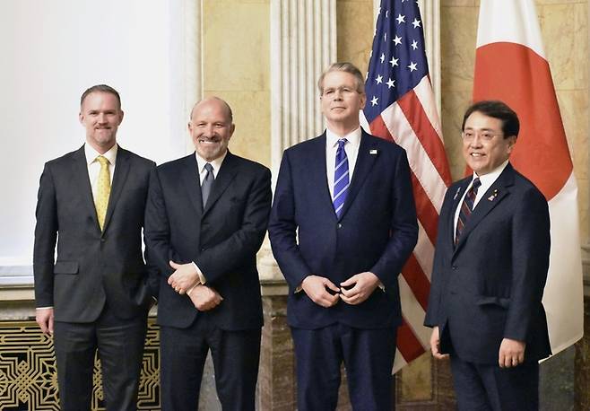 1일(현지시간) 미국 워싱턴DC에서 열린 미국과 일본 간 2차 관세 협상에서 양국 참가자들이 기념 촬영에 응하고 있다. 왼쪽부터 제이미슨 그리어 미국 무역대표부(USTR) 대표, 하워드 러트닉 미국 상무부 장관, 스콧 베선트 미국 재무부 장관, 아카자와 료세이 일본 경제재생상. [연합뉴스]