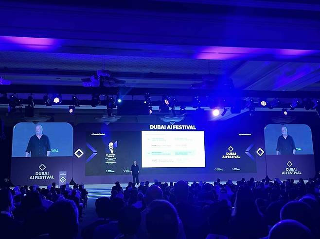 AI전문가이자 박사인 버너 보겔스 아마존 최고기술책임자(CTO)가 연설을 하고 있다.