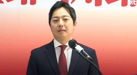 홍준표 국민의힘 대선 경선 후보의 정계 은퇴 소식을 알리며 이성배 전 대변인이 눈물을 보였다. 사진| JTBC 방송화면 캡처