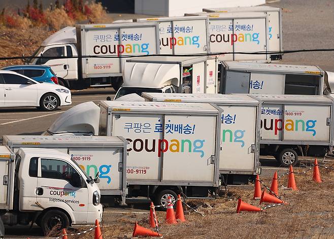 서울의 한 쿠팡 캠프에 주차된 배송차량 모습. [사진 출처  = 연합뉴스]
