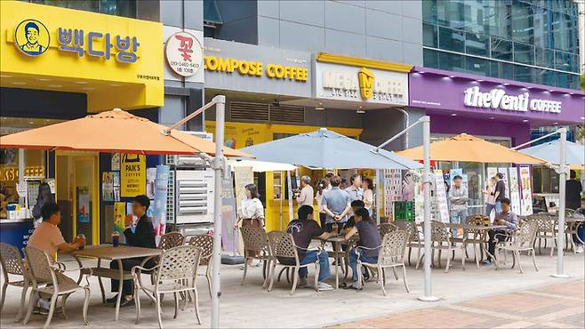 지난해 저가커피 브랜드 다점포 수 증가가 눈에 띈다. 불황형 소비 트렌드가 확산된 데다, 점주 사이에서도 필요 인력과 창업비용이 적은 소형 점포 창업 선호도가 높아진 덕분이다. (윤관식 기자)