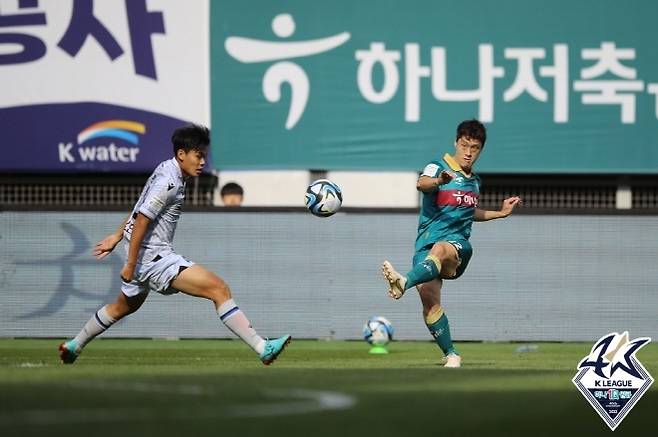 오재석(사진 오른쪽). 사진=한국프로축구연맹