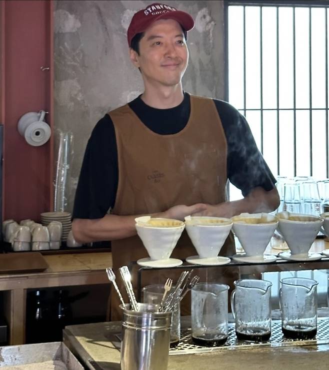 이동건은 제주 애월의 한 카페에서 앞치마를 두르고 직접 커피를 내리고 있는 모습으로 등장했다. 사진=이동건 SNS