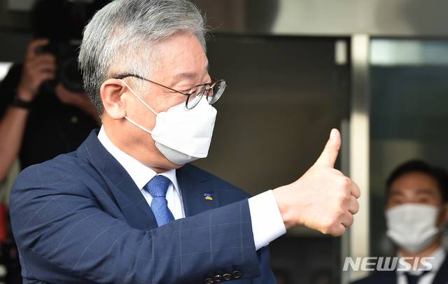 [수원=뉴시스] 김종택기자 = 대법원의 원심 파기환송으로 지사직을 유지하게 된 이재명 경기도지사가 16일 오후 경기 수원시 팔달구 경기도청에서 입장을 밝힌 뒤 지지자들에게 인사하고 있다. 2020.07.16.