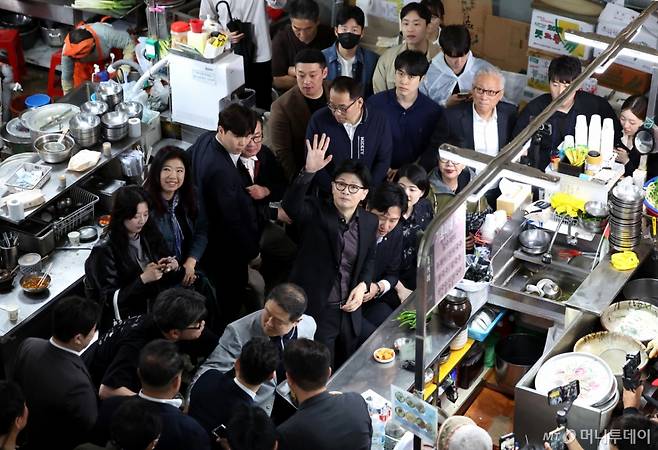 [대구=뉴시스] 이무열 기자 = 한동훈 제21대 대통령 선거 국민의힘 경선 후보가 1일 대구 중구 서문시장을 찾아 지지자들에게 인사하고 있다. 2025.05.01. lmy@newsis.com /사진=이무열