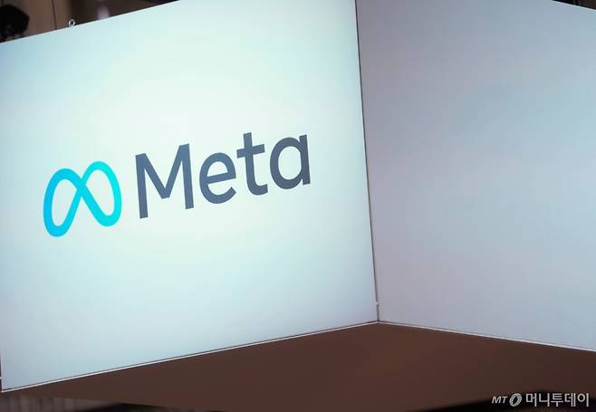 2023년 6월14일 프랑스 파리에서 열린 비밭크 쇼에서 메타 로고가 보이고 있다. 생방송으로 내보내거나 흐리게 처리한 것을 지울 수 없게 된다고 인스타그램 소유주인 메타가 8일 밝혔다.사진=뉴시스(파리AP)