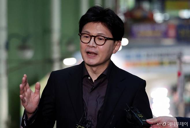 [대구=뉴시스]  한동훈 제21대 대통령 선거 국민의힘 경선 후보가 1일 대구 중구 서문시장에서 이재명 더불어민주당 대통령 후보의 공직선거법 위반 사건에 대한 대법원의 유죄 취지 파기환송 판결과 관련해 취재진의 질문에 답하고 있다. 2025.05.01.