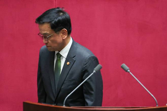 지난 1일 서울 여의도 국회에서 열린 제424회 국회(임시회) 제7차 본회의에서 2025년도 제1회 추가경정예산안이 통과된 뒤 최상목 경제부총리 겸 기획재정부 장관이 감사인사말을 마치고 이석하고 있다. /사진=뉴시스.