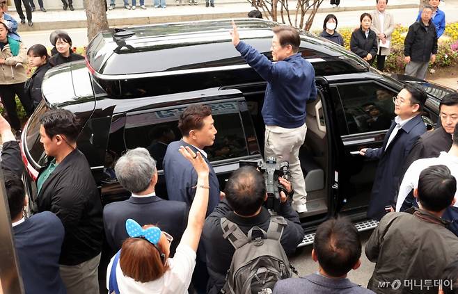 (화천=뉴스1) 이재명 기자 = '골목골목 경청투어 : 접경벨트편'에 나선 이재명 더불어민주당 대통령 후보가 2일 오후 강원 화천군에 위치한 경로당을 찾아 어르신들과 대화를 마친 후 지지자들을 향해 인사하고 있다. (공동취재) 2025.5.2/뉴스1 Copyright (C) 뉴스1. All rights reserved. 무단 전재 및 재배포, AI학습 이용 금지. /사진=(화천=뉴스1) 이재명 기자