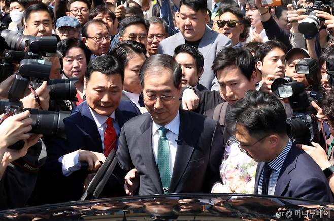 한덕수 전 국무총리가 2일 오전 서울 여의도 국회 소통관에서 대선출마 선언 기자회견을 마치고 차량에 오르고 있다. 2025.05.02. /사진=뉴시스 /사진=조성봉