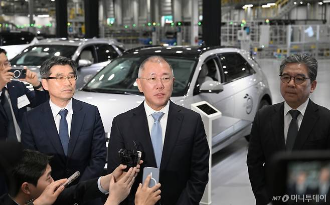 정의선 현대차그룹 회장이 26일(현지시간) 미국 조지아주 엘라벨에 위치한 ‘현대자동차그룹 메타플랜트 아메리카(Hyundai Motor Group Metaplant America, HMGMA)’ 준공식에 참석해 취재진 질문에 답하고 있다. /사진=뉴스1(현대차그룹 제공)