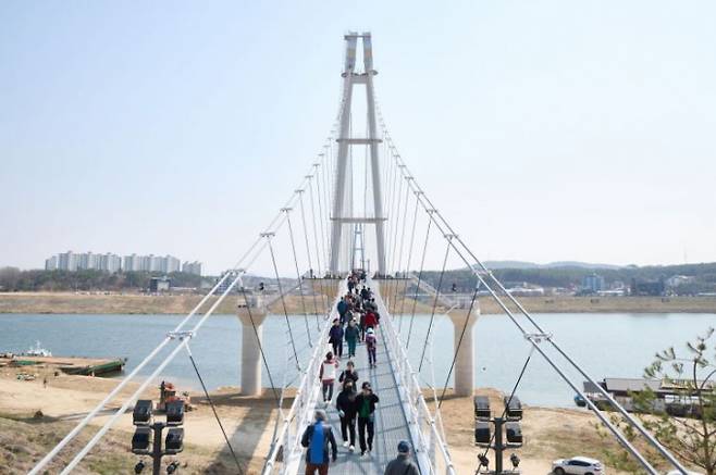 시민들이 지난 1일 개통한 '여주 남한강 출렁다리'를 걷고 있다. /사진제공=경기북부청