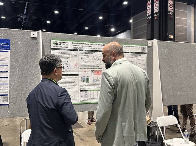 셀트리온제약이 미국암연구학회(AACR 2025)에서 항체약물접합체(ADC) 듀얼 페이로드 플랫폼 연구 성과를 처음 공개했다. 셀트리온제약 관계자가 AACR 2025에서 ADC 연구결과를 포스터 발표하고 있다. /사진=셀트리온제약