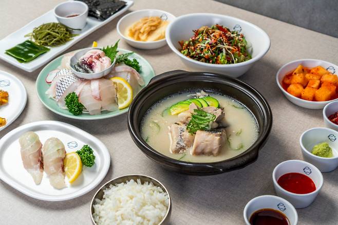 풍성한 구성의 더형제 상차림. /사진=다이어리알