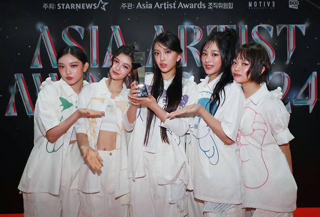 KBS가 하이브와 법적분쟁을 벌이고 있는 걸그룹 뉴진스에 대한 편파적인 문구를 쓴 것에 대해 사과를 전하며 영상을 비공개 처리했다. 사진은 지난해 12월27일 태국 방콕 임팩트 챌린저 홀 1-2에서 진행된 제9회 '아시아 아티스트 어워즈'에 참석한 뉴진스의 모습. /사진=스타뉴스