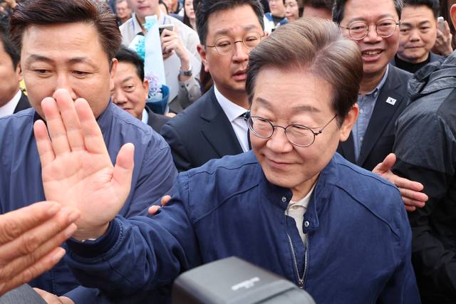 대법원이 더불어민주당 이재명 대선 후보의 공직선거법 위반 사건에 대해 유죄 취지로 파기환송 판결을 한 1일 이 후보가 전국 각지에서 민심을 듣는 ‘골목골목 경청투어’을 시작하며 경기도 연천 전곡읍에서 시민들을 만나며 인사하고 있다. 연합뉴스