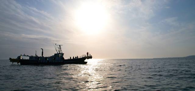포항 영일만항 앞바다에서 선상 낚시를 하는 모습. 이날 새벽 영일만항에서 출항한 12척의 낚싯배는 모두 가자미와 도다리를 잡는 배였다. 봄이 제철인 가자미와 도다리 낚시는 초보자도 금방 배워 쉽게 할 수 있다.