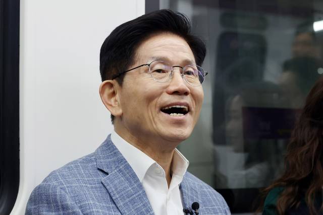 김문수 국민의힘 대선 경선 후보가 2일 서울 강남구 수서역에서 GTX-A를 탑승한 뒤 청년서포터즈와 대화를 나누고 있다. 연합뉴스