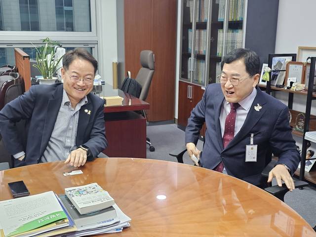 주낙영(오른쪽) 경북 경주시장이 지난달 17일 서울 국회 의원회관에서 허영 국회의원과 2025 APEC 정상회의 준비와 관련한 지역 현안과 국비 지원 방안에 대해 논의하고 있다. 경주시청 제공