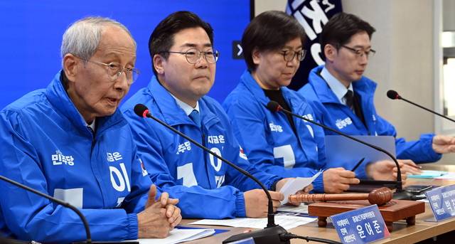 심각한 민주당 윤여준(왼쪽) 더불어민주당 총괄선거대책위원장이 2일 오전 서울 영등포구 민주당사에서 열린 제1차 선대위 회의에서 발언하고 있다.  곽성호 기자