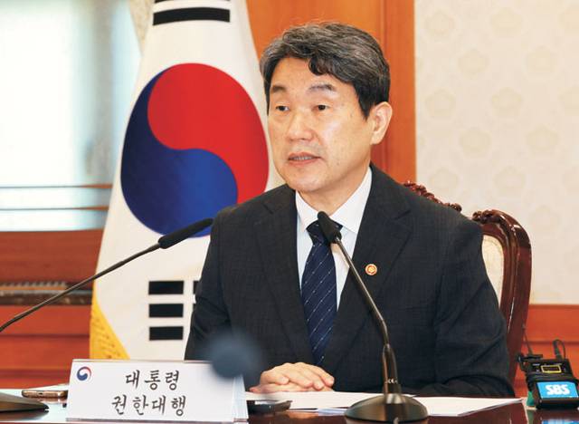 네번째 대통령 권한대행　 이주호 대통령 권한대행 부총리 겸 교육부 장관이 2일 오전 정부서울청사에서 열린 긴급 국가안전보장회의(NSC)에서 발언하고 있다.  연합뉴스