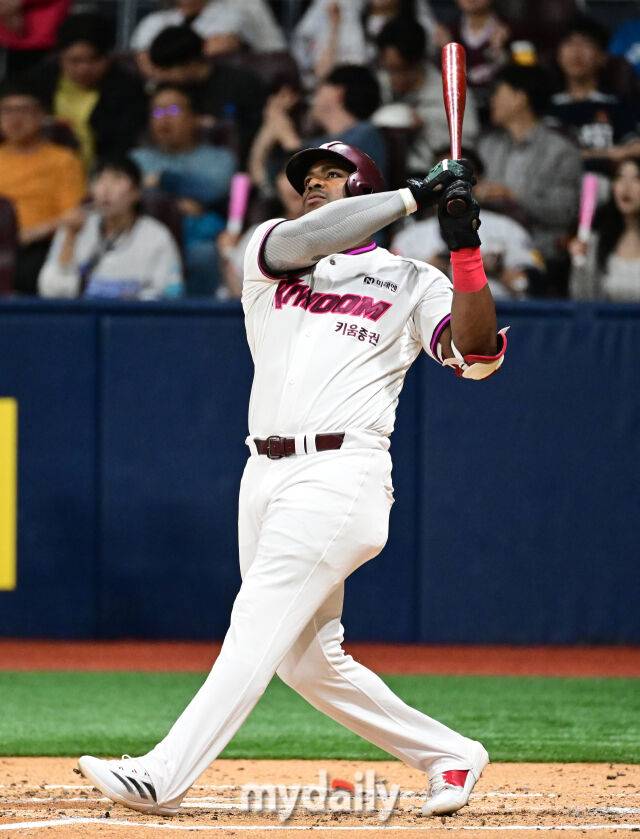 2025년 4월 22일 오후 서울 고척스카이돔에 진행된 '2025 신한 SOL뱅크 KBO 리그' 두산 베어스와 키움 히어로즈의 경기. 키움 푸이그가 3회말 2사 1루서 2점 홈런을 치고 있다./마이데일리